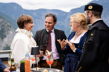Eröffnung Salzbergbahn Salzwelten Hallstatt Event Personen sprechen miteinander (Astrid Steharnig-Staudinger, Torsten Pedit, Karina Grömer, Daniel Brandner) | © ©Thomas Sattler