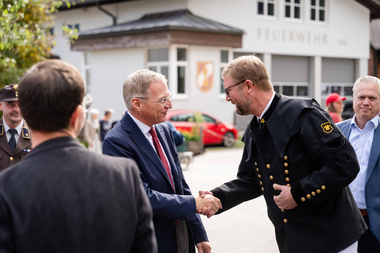 Eröffnung Salzbergbahn Begrüßung Thomas Stelzer durch Salzwelten Mitarbeiter im Bergmannskittel | © ©Thomas Sattler