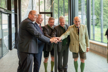 Eröffnung Salzbergbahn Salzwelten Hallstatt Buzzer in der Mitte 5 Personen rundherum (Reinhard Schwendtbauer, Thomas Stelzer, Kurt Thomanek, Alexander Scheutz, Peter Untersperger) | © ©Thomas Sattler