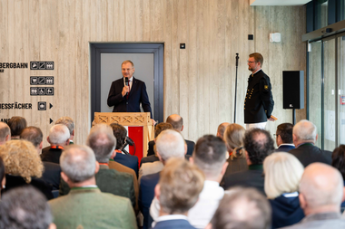 Eröffnung Salzbergbahn Salzwelten Hallstatt Ansprache Landeshauptmann Thomas Stelzer vor Reihen von Publikum  | © ©Thomas Sattler