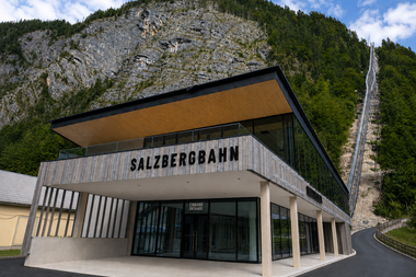Salzwelten Hallstatt neue Salzbergbahn, Talstation Holz, Salzberg im Hintergrund  | © ©Salzwelten 