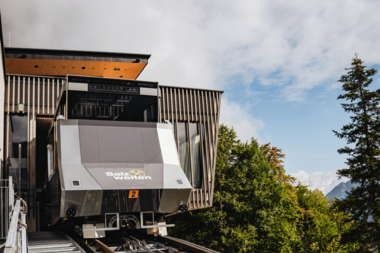 Salzwelten Hallstatt neue Standseilbahn mit Bergstation im Hintergrund, Schienen Fahrbetriebsmittel, Bäume   | © ©Thomas Sattler
