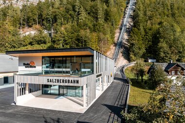 Salzwelten Hallstatt neue Bergstation inklusive Strecke im Hintergrund hinauf auf den Salzberg  | © ©Thomas Sattler