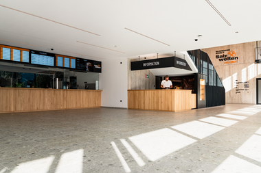 Salzwelten Hallstatt Talstation Kassa und Informationsbereich Holz und Sichtbeton  | © ©Thomas Sattler